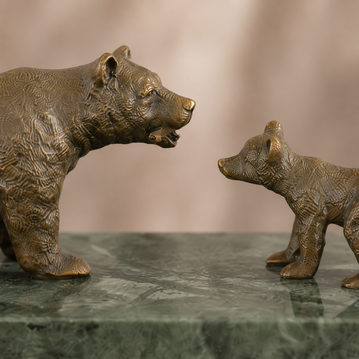 Sculpture bronze ourse et ourson sur socle marbre vert, vue 4