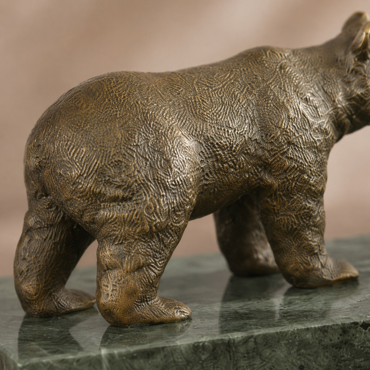 Sculpture bronze ourse et ourson sur socle marbre vert, vue 5