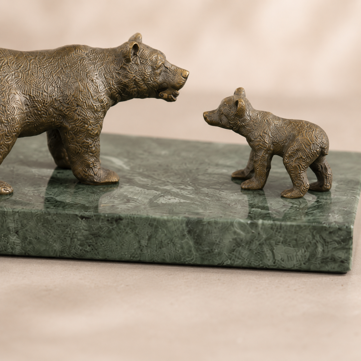 Sculpture bronze ourse et ourson sur socle marbre vert, vue 6