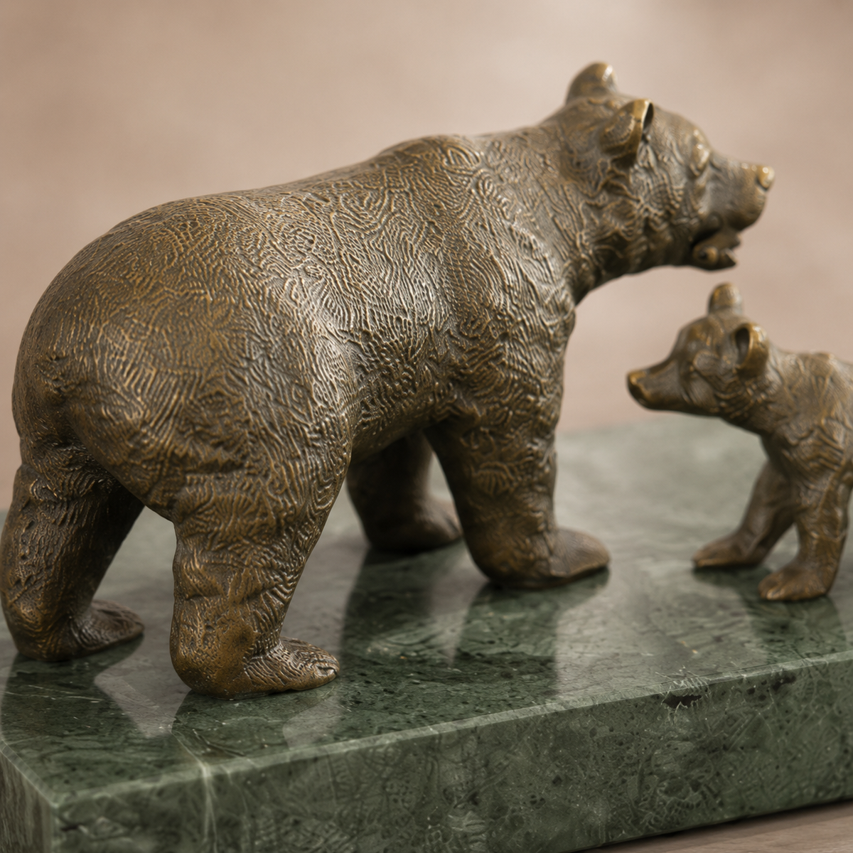 Sculpture bronze ourse et ourson sur socle marbre vert, vue 7