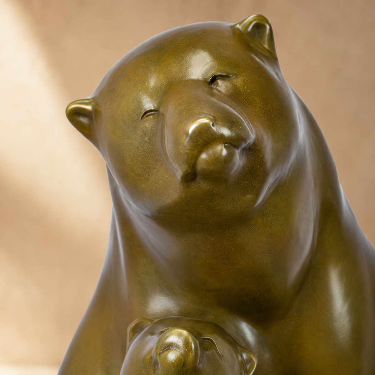 Sculpture bronze ourse et ourson sur socle marbre, vue 2