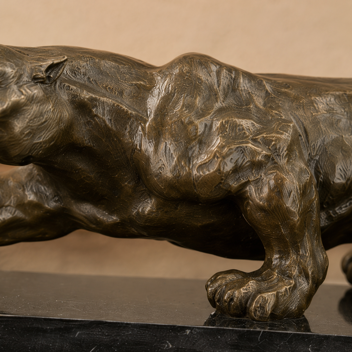 Sculpture bronze panthère en mouvement sur socle marbre noir, vue 4