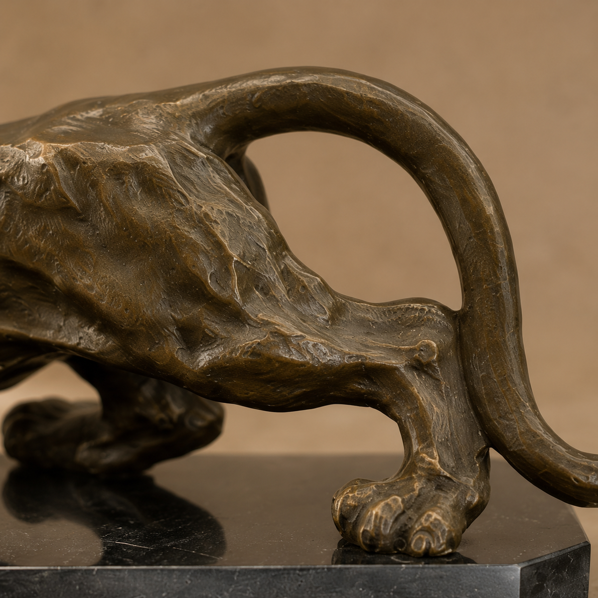 Sculpture bronze panthère en mouvement sur socle marbre noir, vue 5