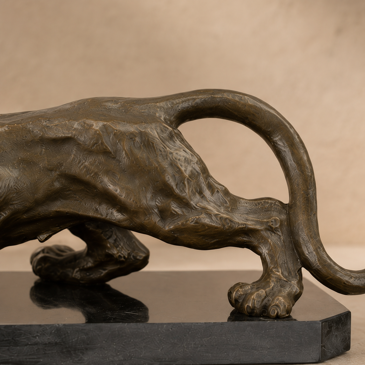 Sculpture bronze panthère en mouvement sur socle marbre noir, vue 6