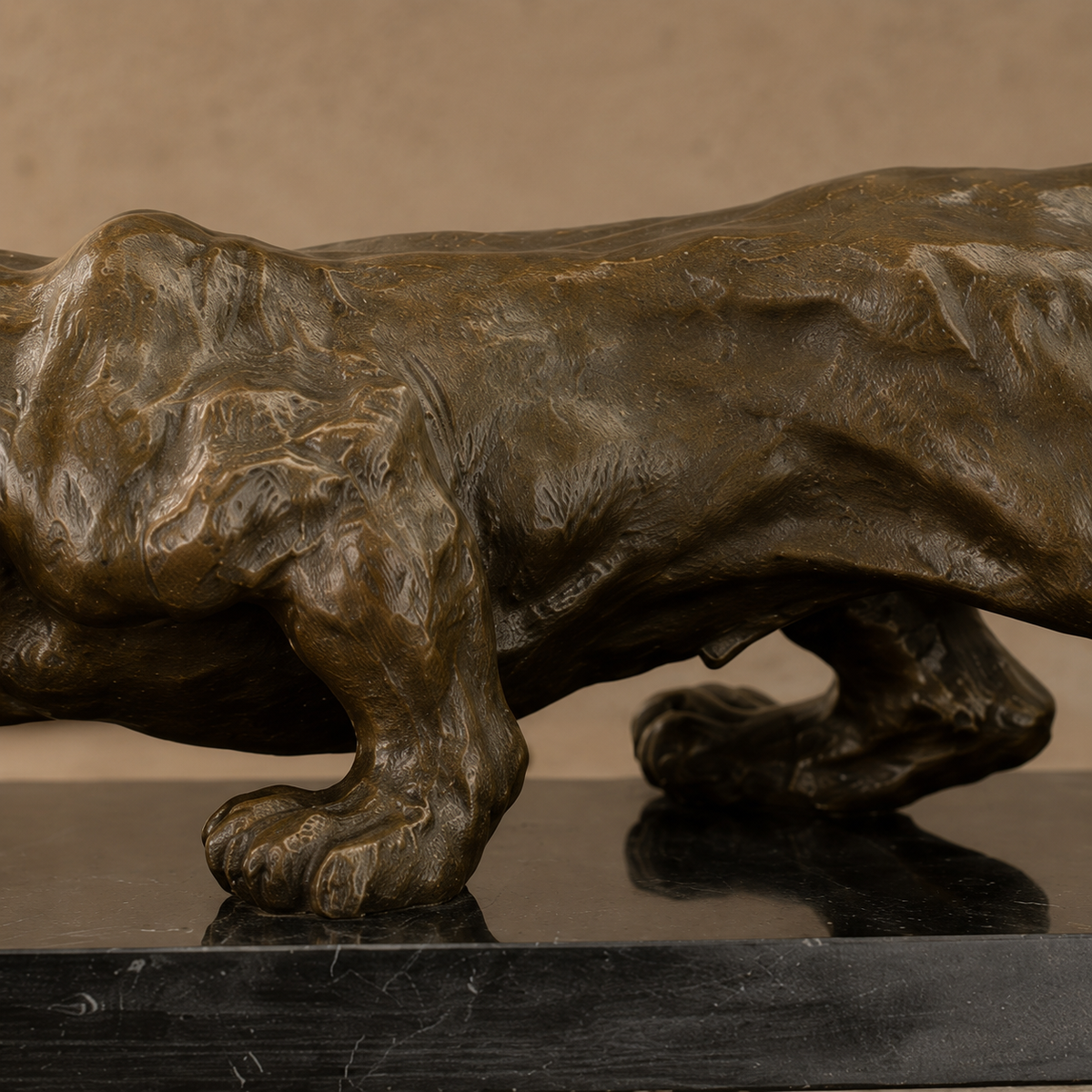 Sculpture bronze panthère en mouvement sur socle marbre noir, vue 7