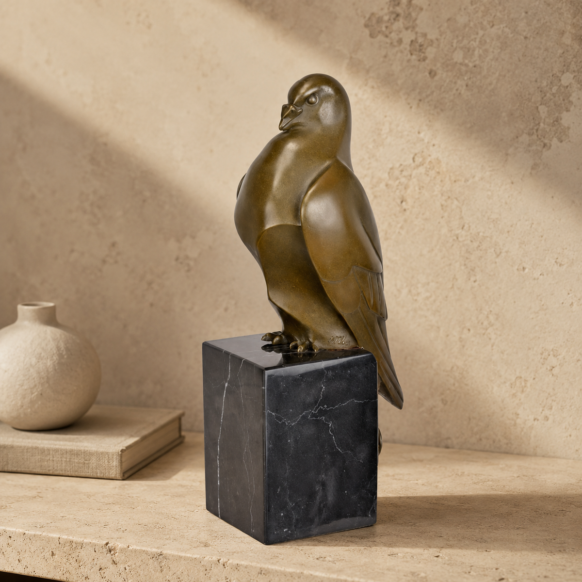 Sculpture bronze patine brune, pigeon sur socle marbre noir