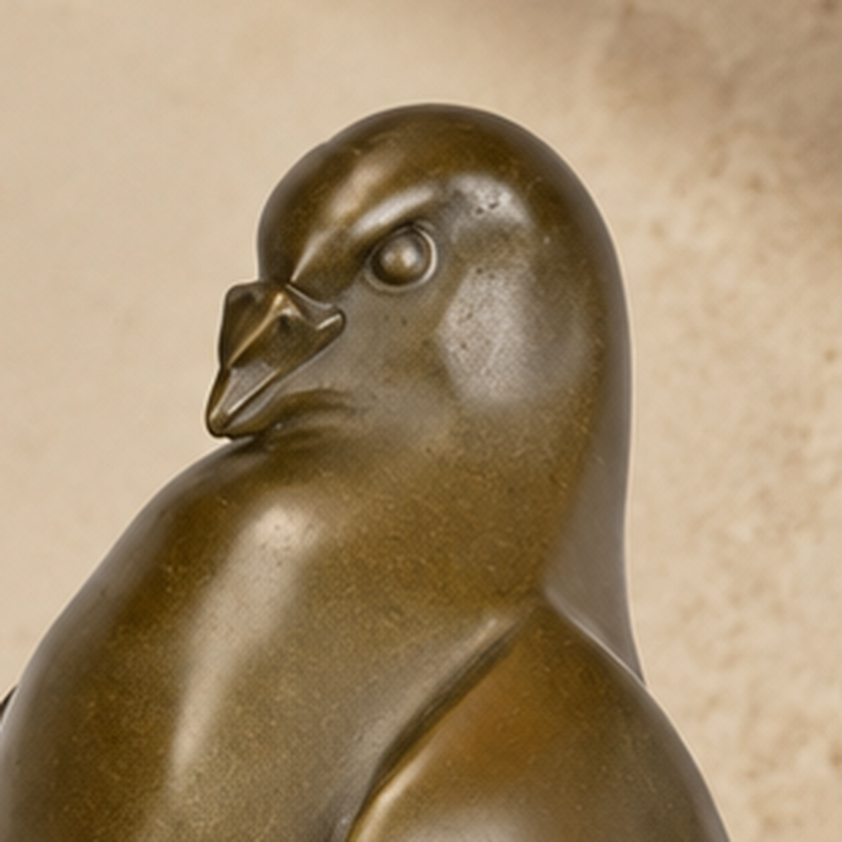 Sculpture bronze patine brune, pigeon sur socle marbre noir, vue 2