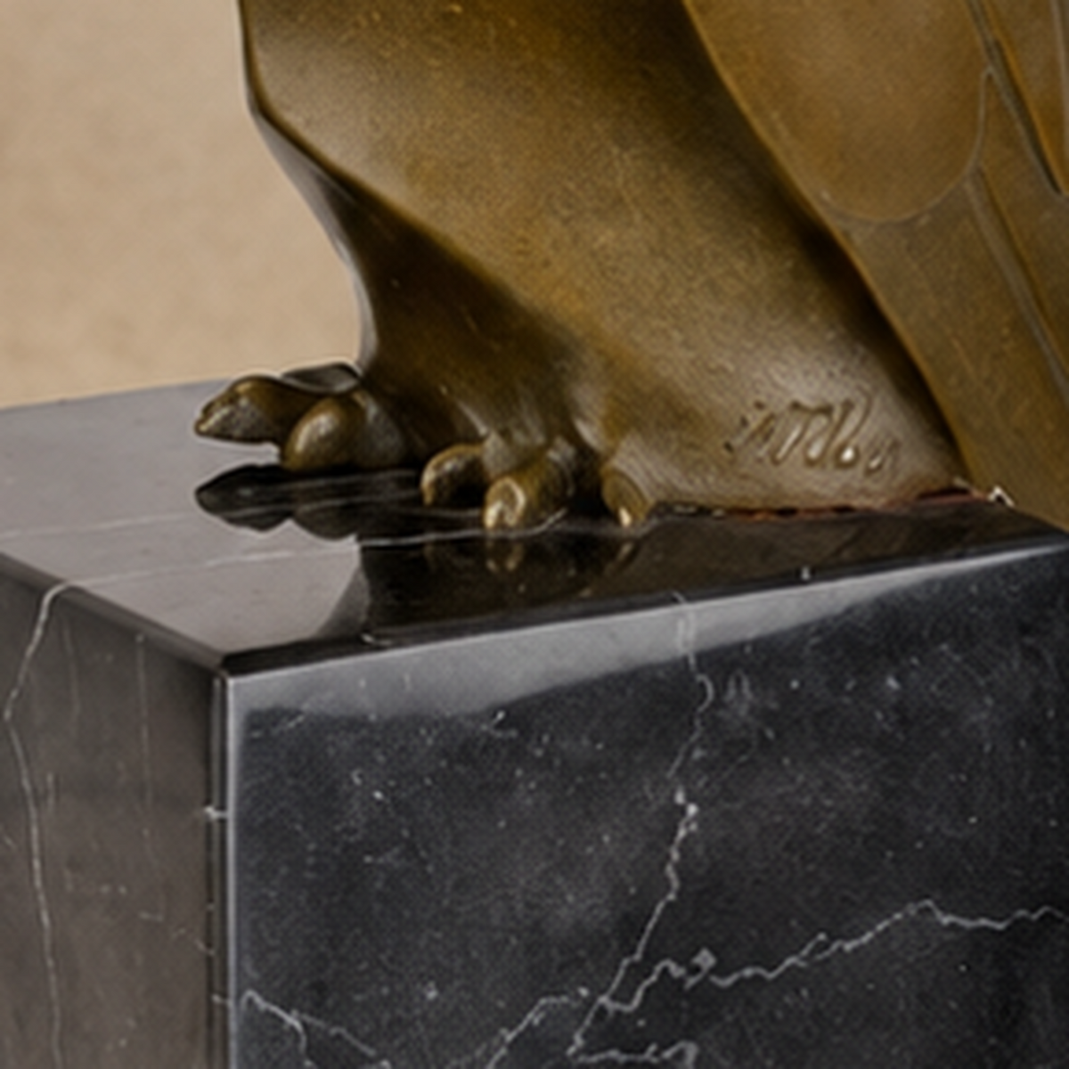 Sculpture bronze patine brune, pigeon sur socle marbre noir, vue 4