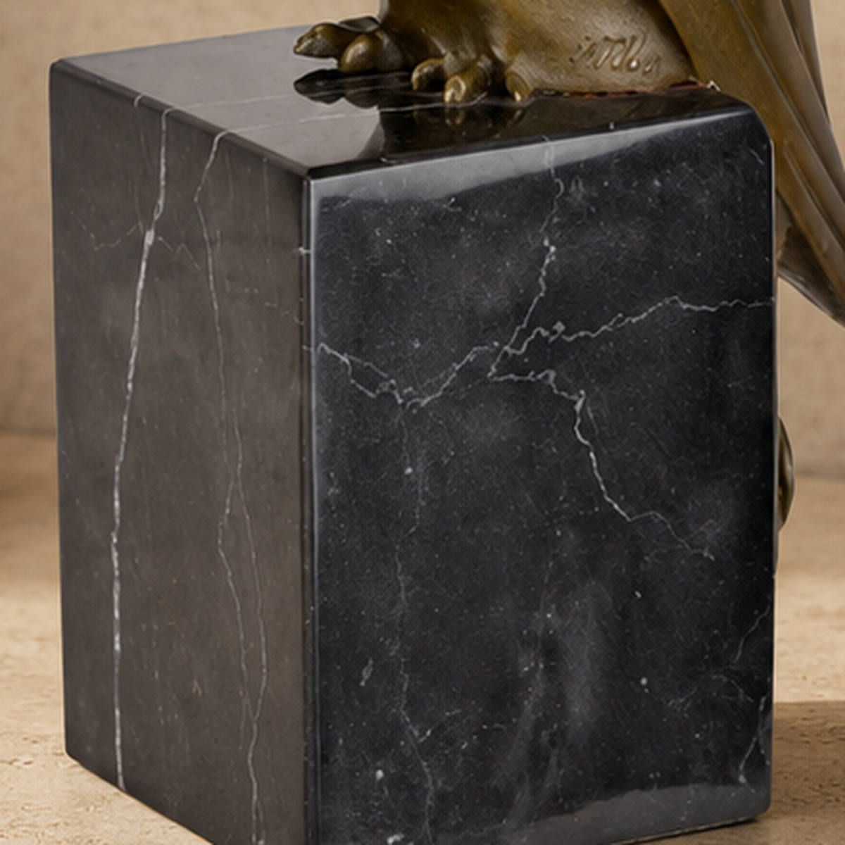 Sculpture bronze patine brune, pigeon sur socle marbre noir, vue 6