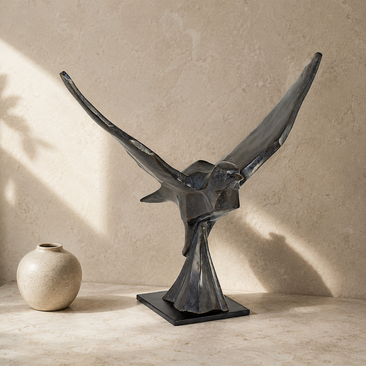 Sculpture bronze patiné, pigeon aux ailes déployées en vol