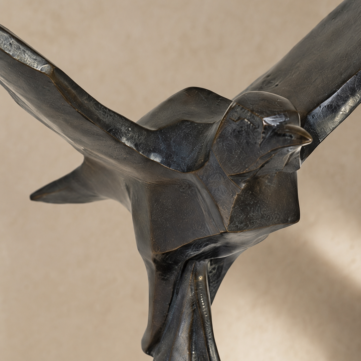 Sculpture bronze patiné, pigeon aux ailes déployées en vol, vue 3