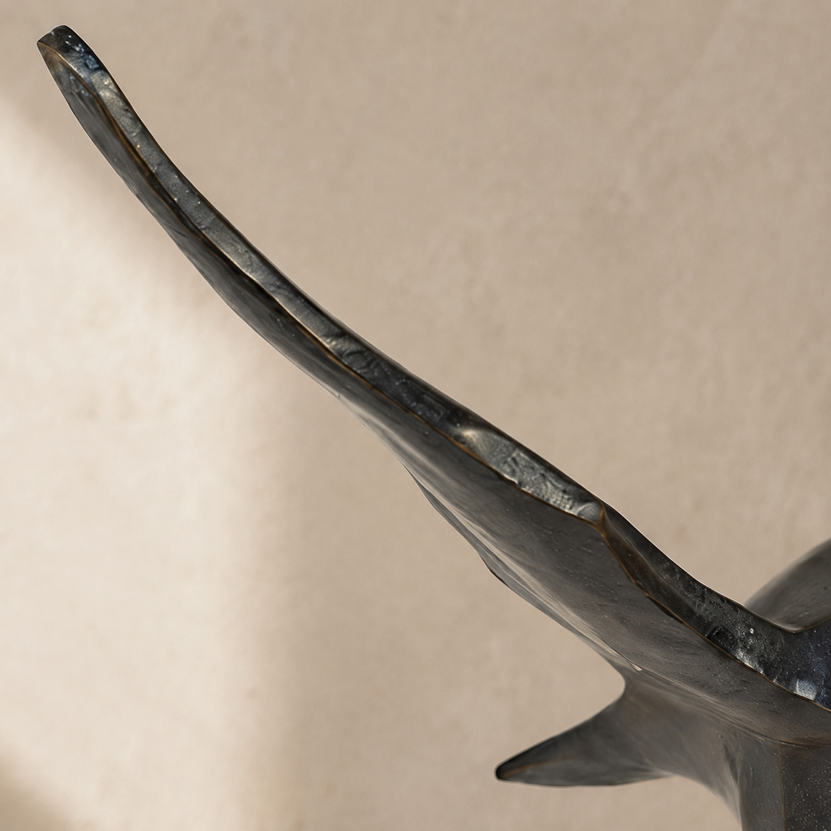 Sculpture bronze patiné, pigeon aux ailes déployées en vol, vue 4