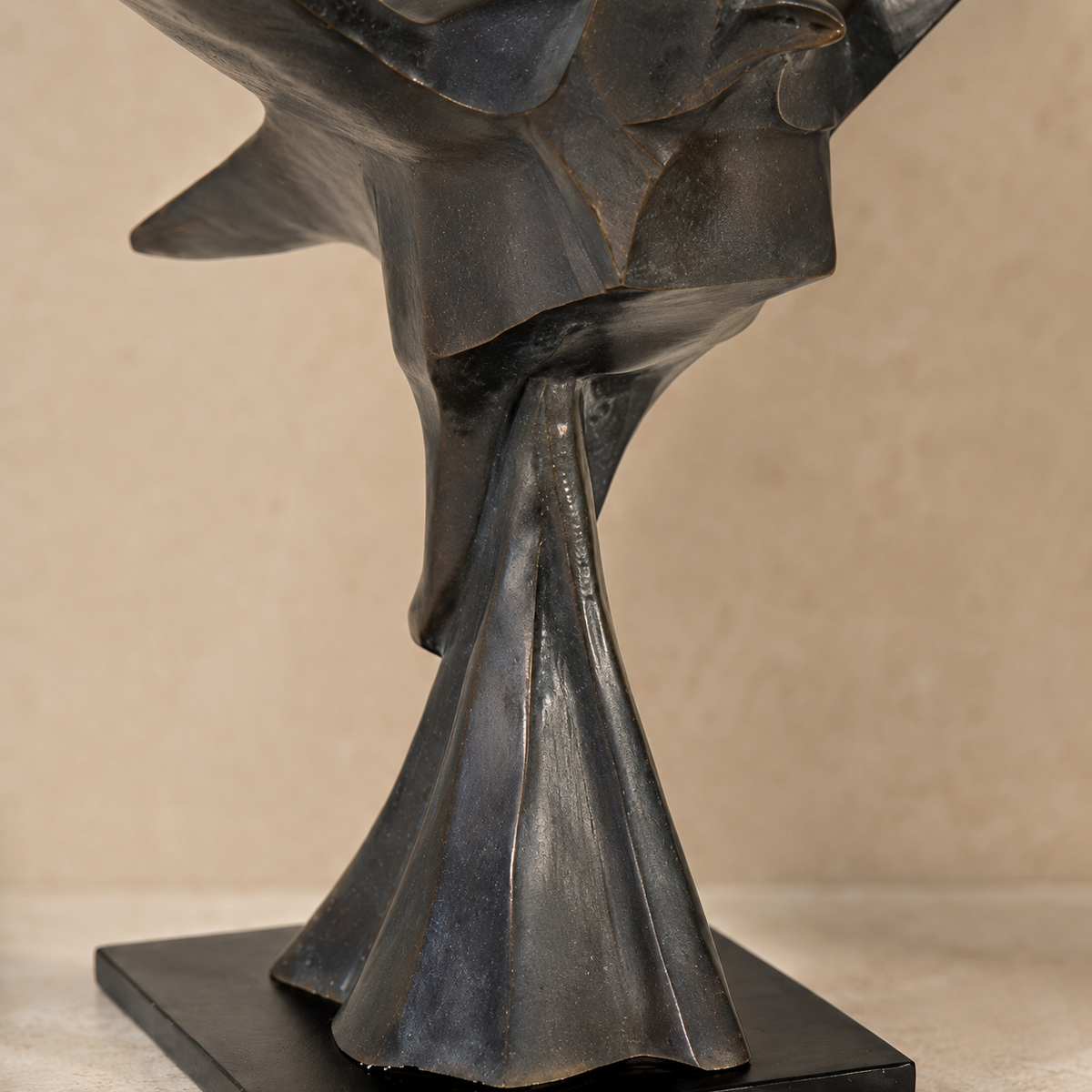Sculpture bronze patiné, pigeon aux ailes déployées en vol, vue 6