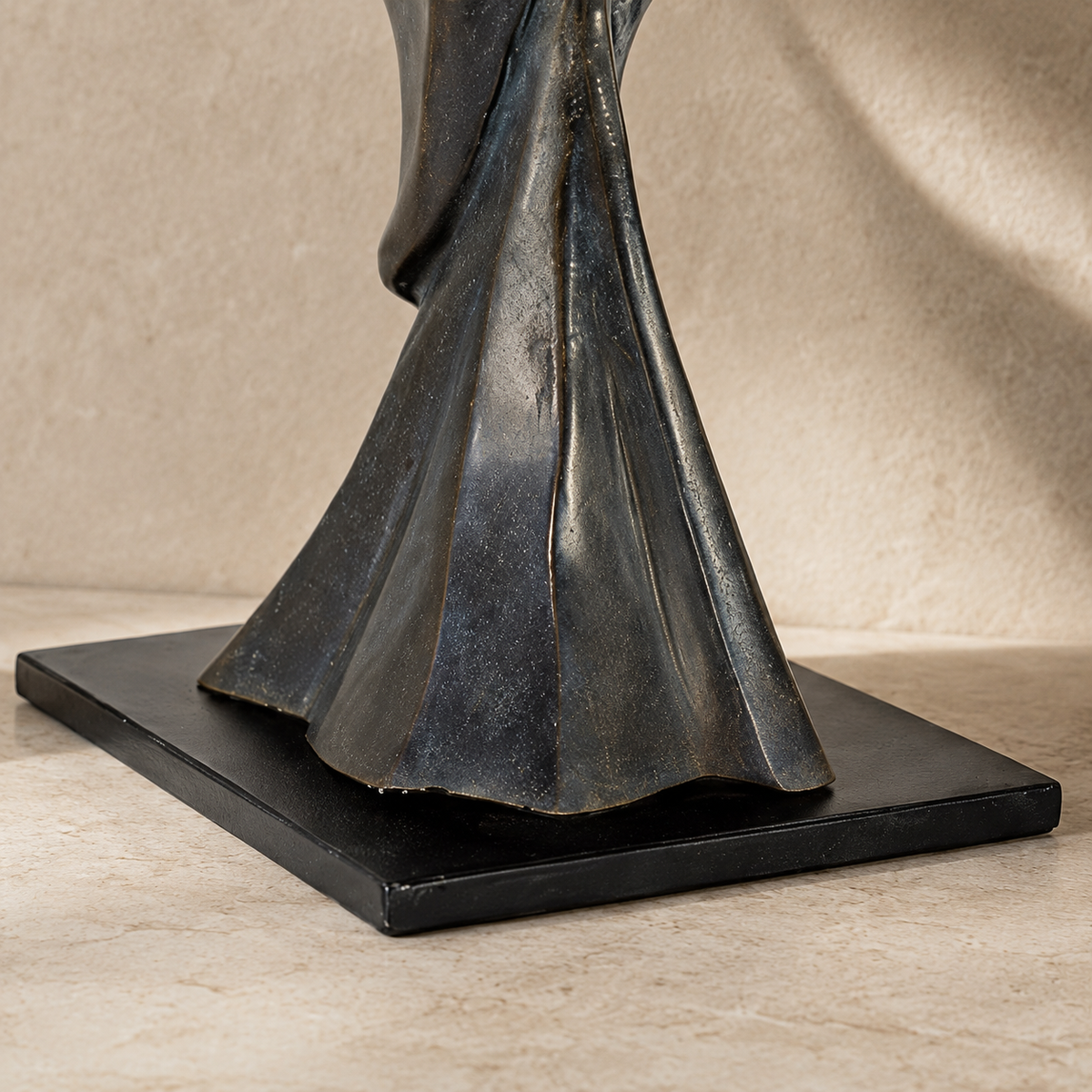 Sculpture bronze patiné, pigeon aux ailes déployées en vol, vue 7