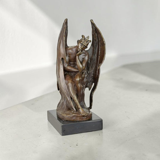 Sculpture en bronze patiné Satan assis aux ailes déployées