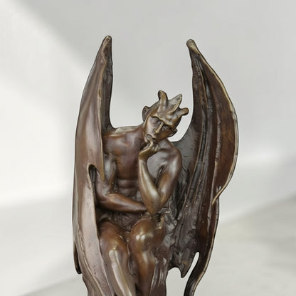 Sculpture en bronze patiné Satan assis aux ailes déployées, vue 2