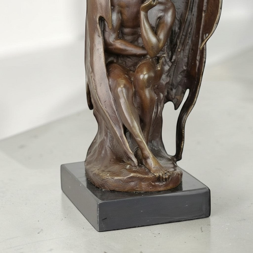Sculpture en bronze patiné Satan assis aux ailes déployées, vue 3
