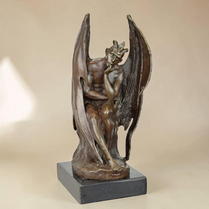 Sculpture en bronze patiné Satan assis aux ailes déployées, vue 4