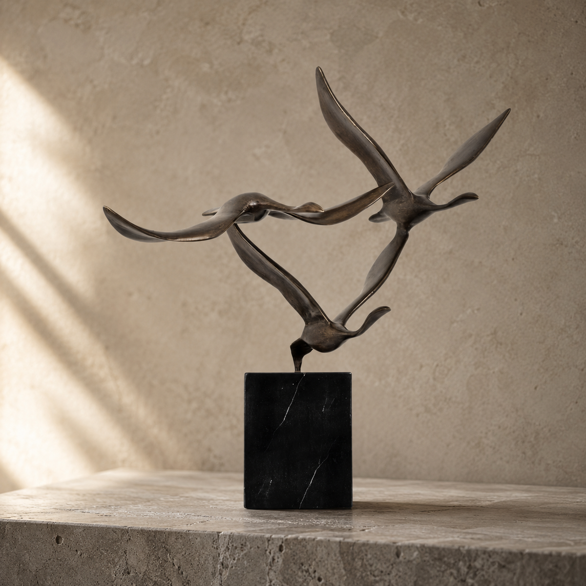 Sculpture bronze patiné trois oiseaux en vol sur marbre