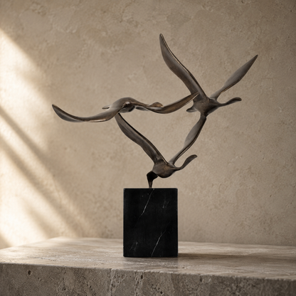 Sculpture bronze patiné trois oiseaux en vol sur marbre