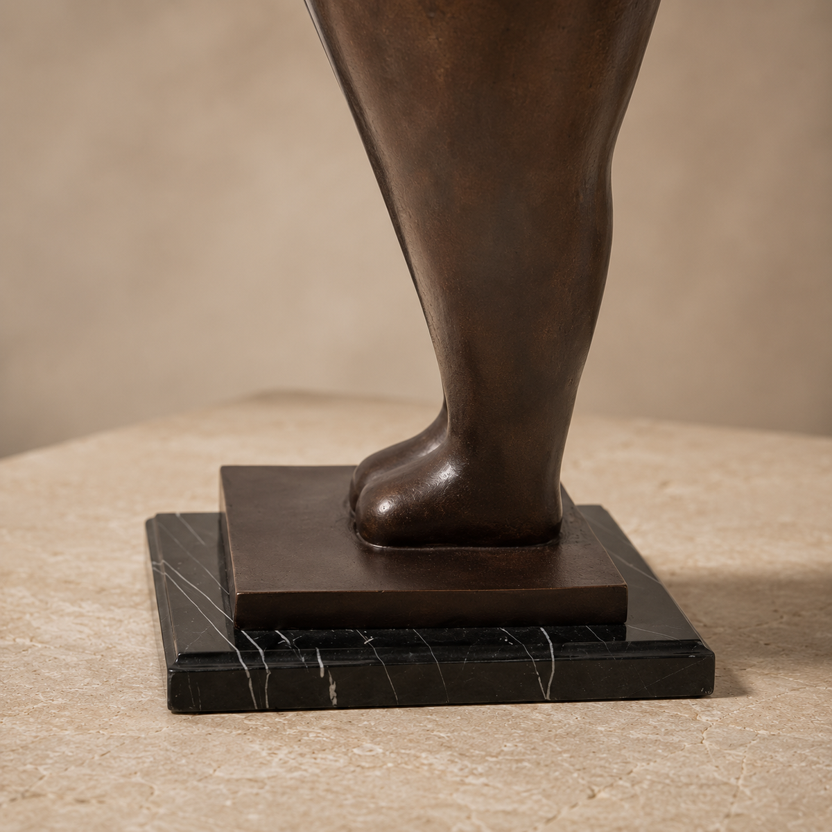 Sculpture bronze patiné trois oiseaux en vol sur marbre, vue 5