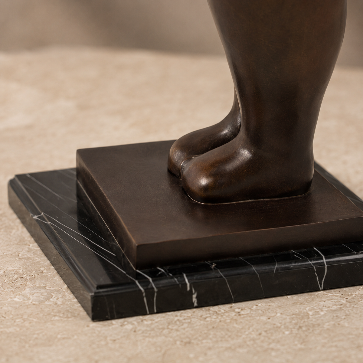 Sculpture bronze patiné trois oiseaux en vol sur marbre, vue 6
