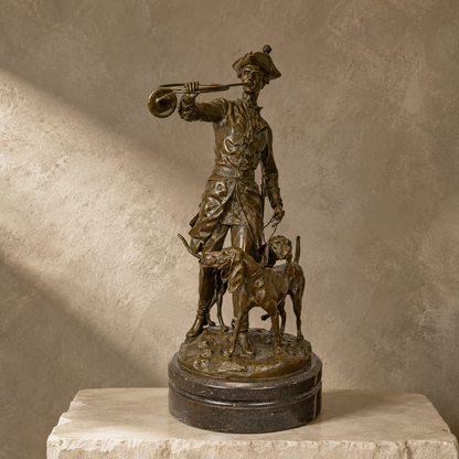 Sculpture bronze patiné Veneur sonnant du cor avec chiens