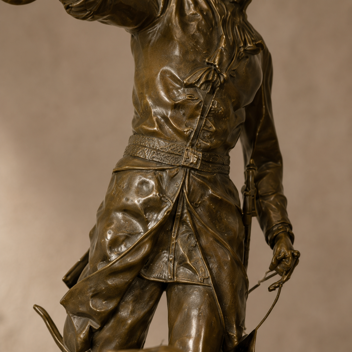 Sculpture bronze patiné Veneur sonnant du cor avec chiens, vue 3