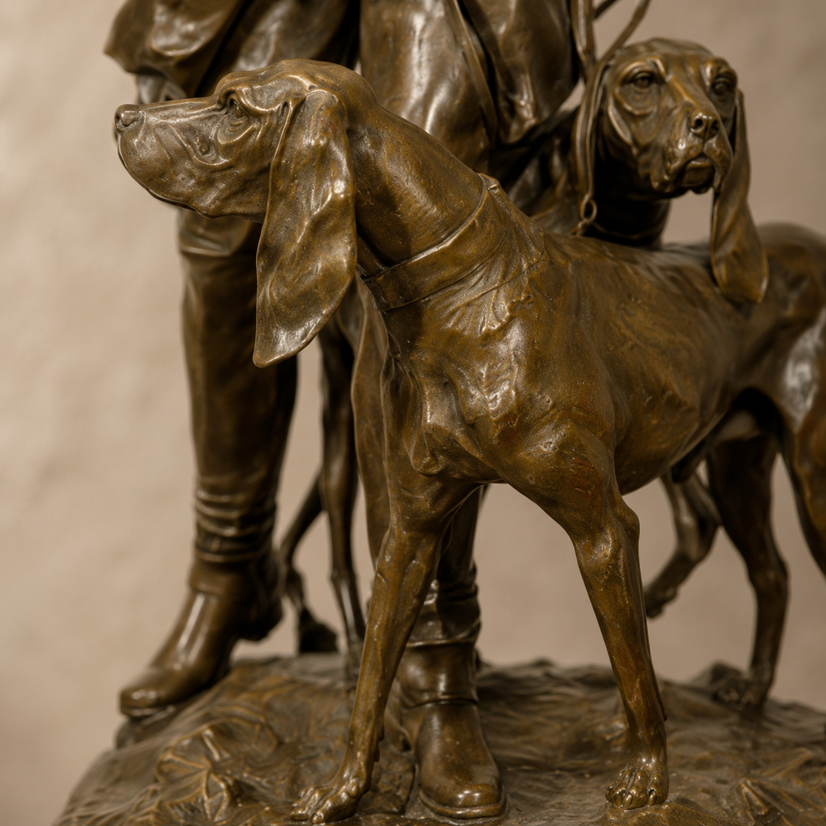 Sculpture bronze patiné Veneur sonnant du cor avec chiens, vue 6