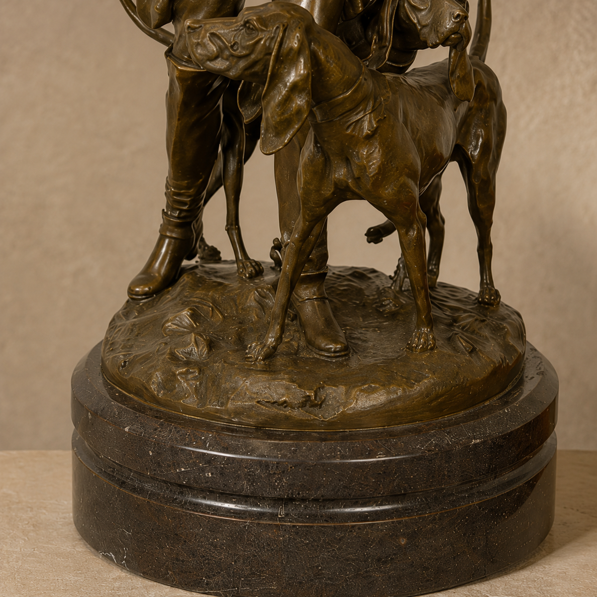 Sculpture bronze patiné Veneur sonnant du cor avec chiens, vue 7