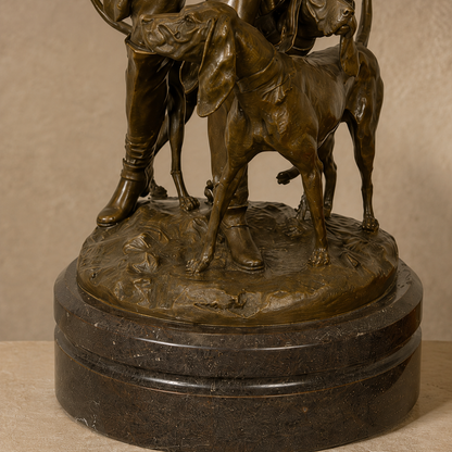 Sculpture bronze patiné Veneur sonnant du cor avec chiens, vue 7