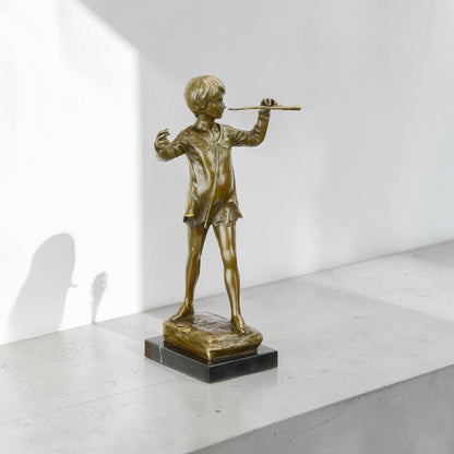 Sculpture en bronze Peter Pan jouant de la flûte sur marbre