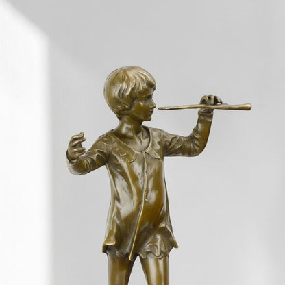 Sculpture en bronze Peter Pan jouant de la flûte sur marbre, vue 2