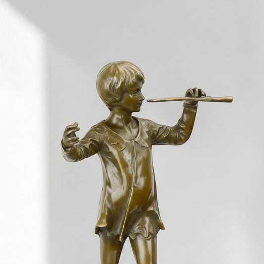 Sculpture en bronze Peter Pan jouant de la flûte sur marbre, vue 2
