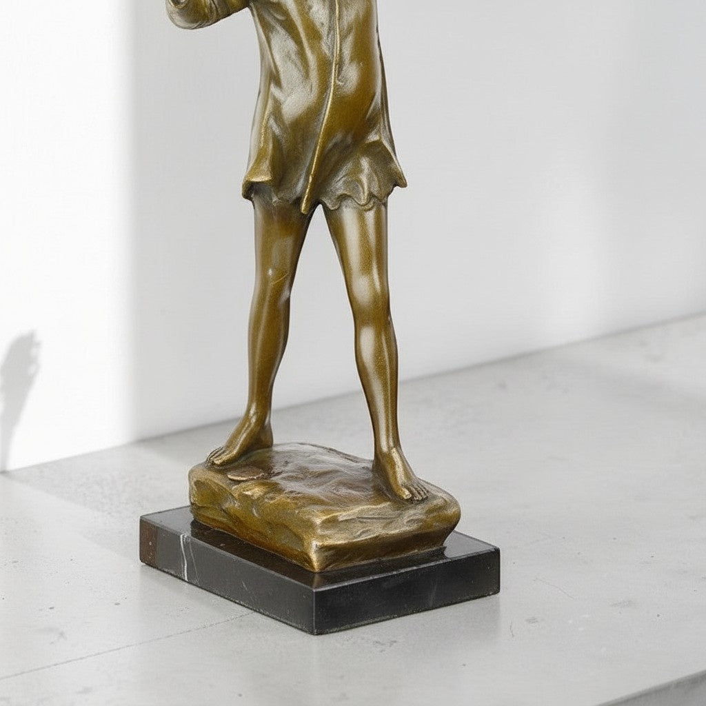 Sculpture en bronze Peter Pan jouant de la flûte sur marbre, vue 3
