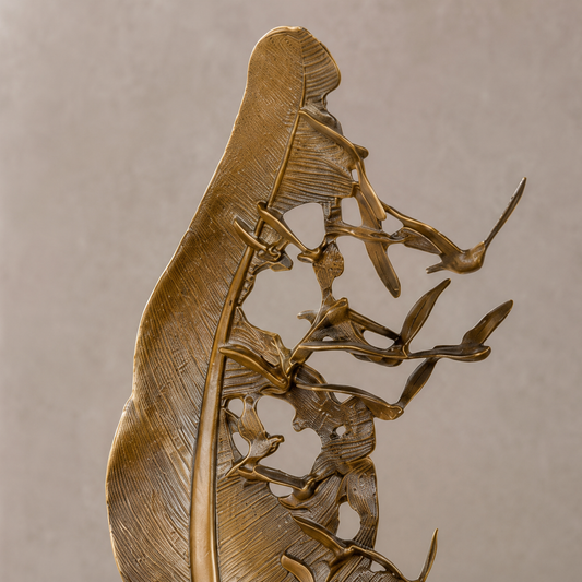 Sculpture bronze plume et oiseaux en vol sur socle marbre, vue 2