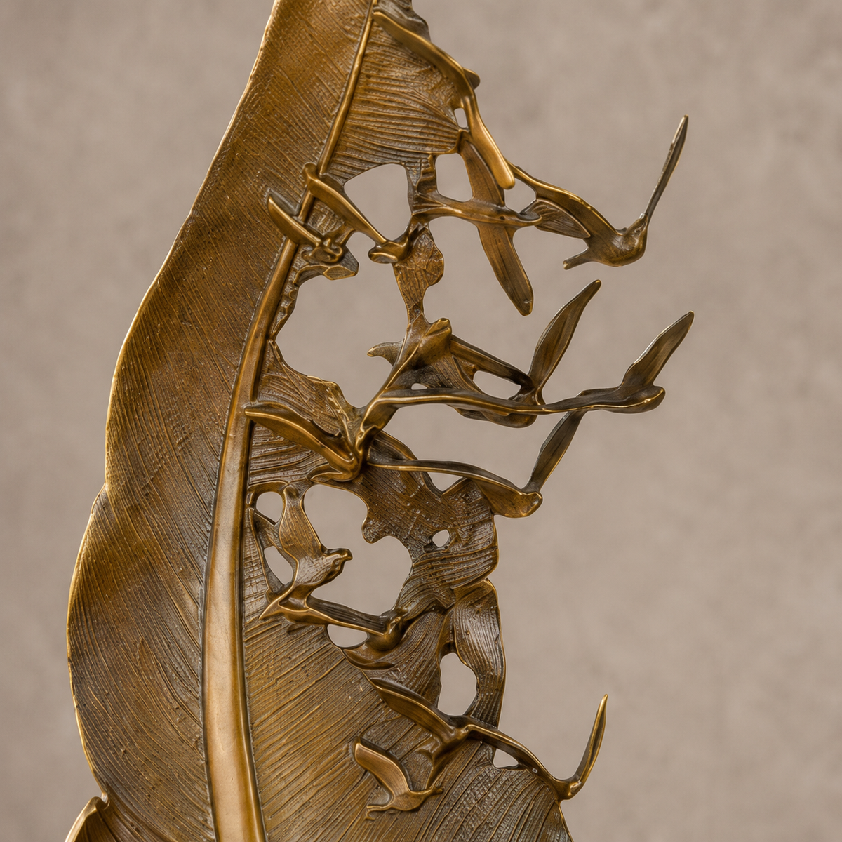 Sculpture bronze plume et oiseaux en vol sur socle marbre, vue 3