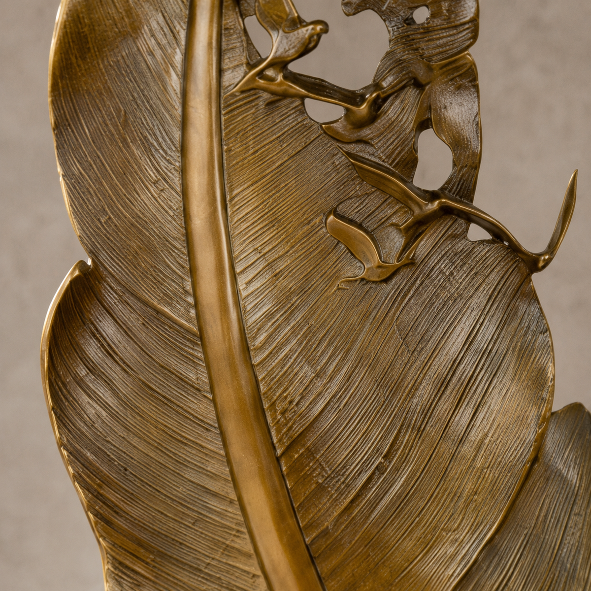 Sculpture bronze plume et oiseaux en vol sur socle marbre, vue 4