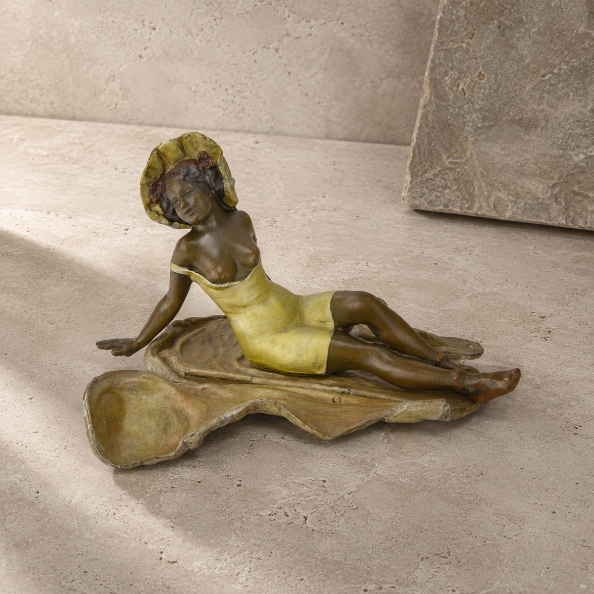 Sculpture bronze polychrome baigneuse allongée Art Déco