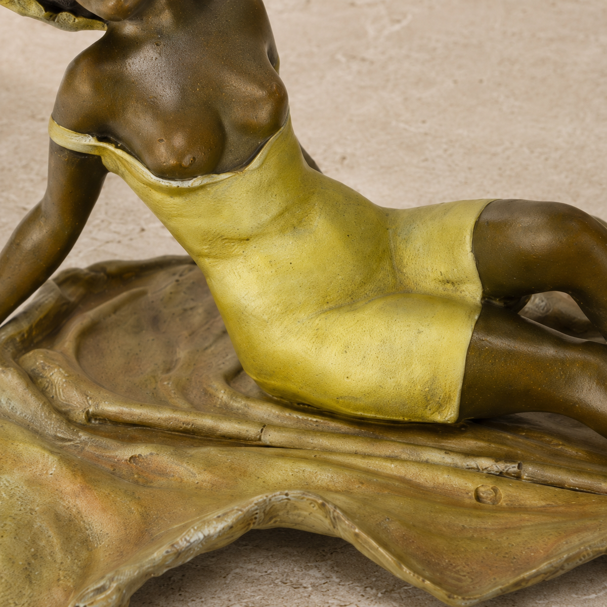 Sculpture bronze polychrome baigneuse allongée Art Déco, vue 4