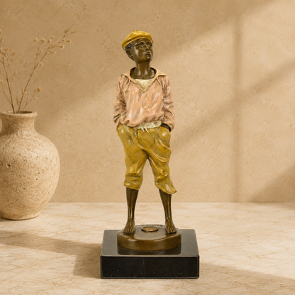 Sculpture bronze polychrome, jeune garçon siffleur pieds nus