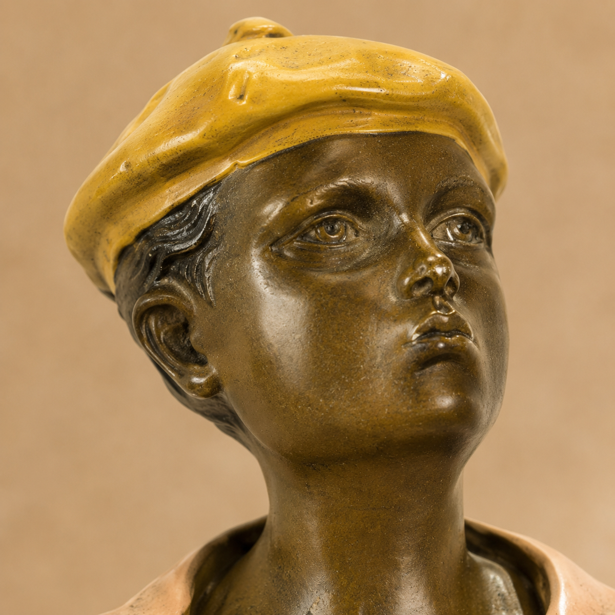 Sculpture bronze polychrome, jeune garçon siffleur pieds nus, vue 2