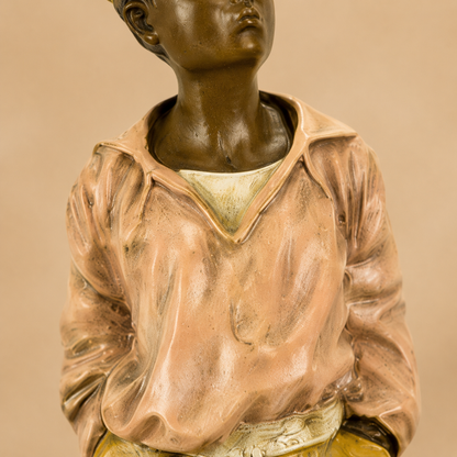 Sculpture bronze polychrome, jeune garçon siffleur pieds nus, vue 3