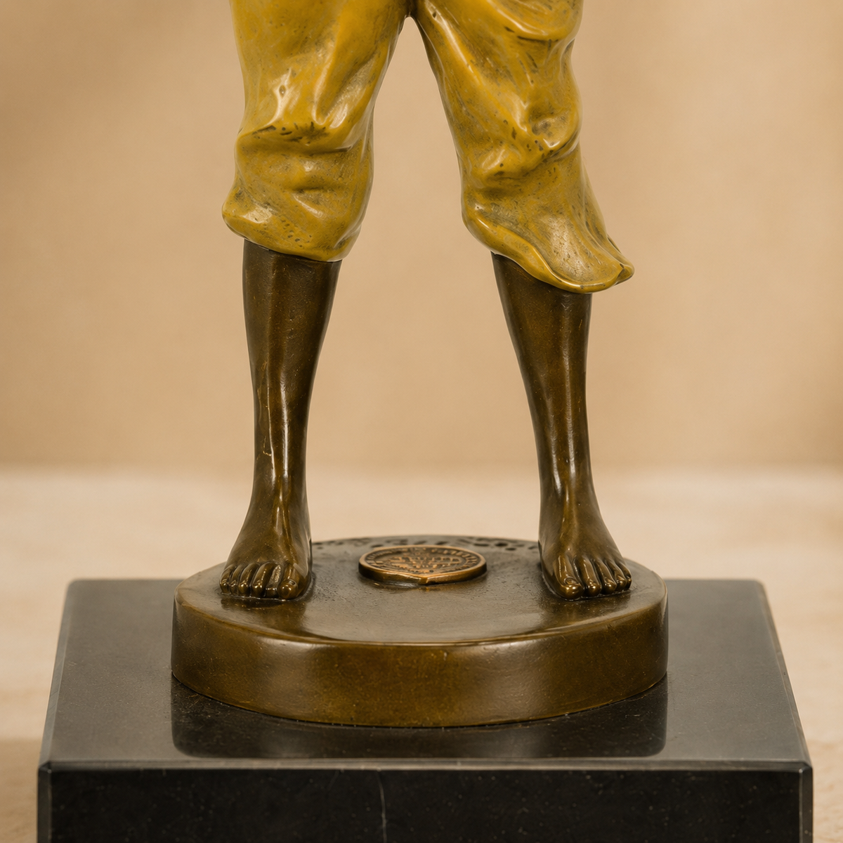 Sculpture bronze polychrome, jeune garçon siffleur pieds nus, vue 5