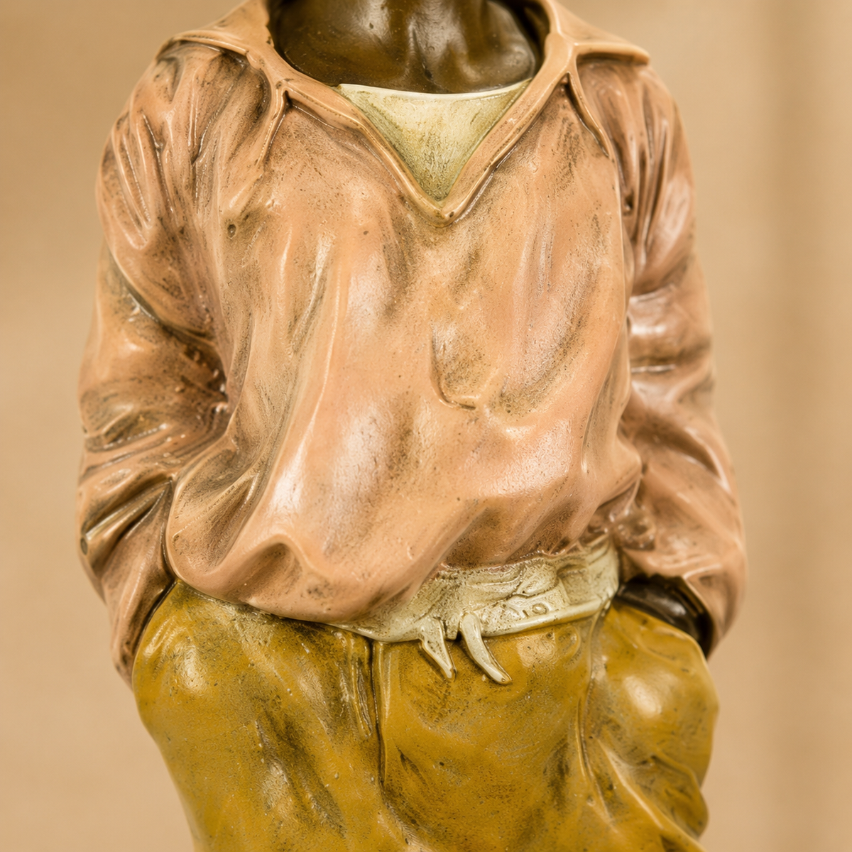 Sculpture bronze polychrome, jeune garçon siffleur pieds nus, vue 6