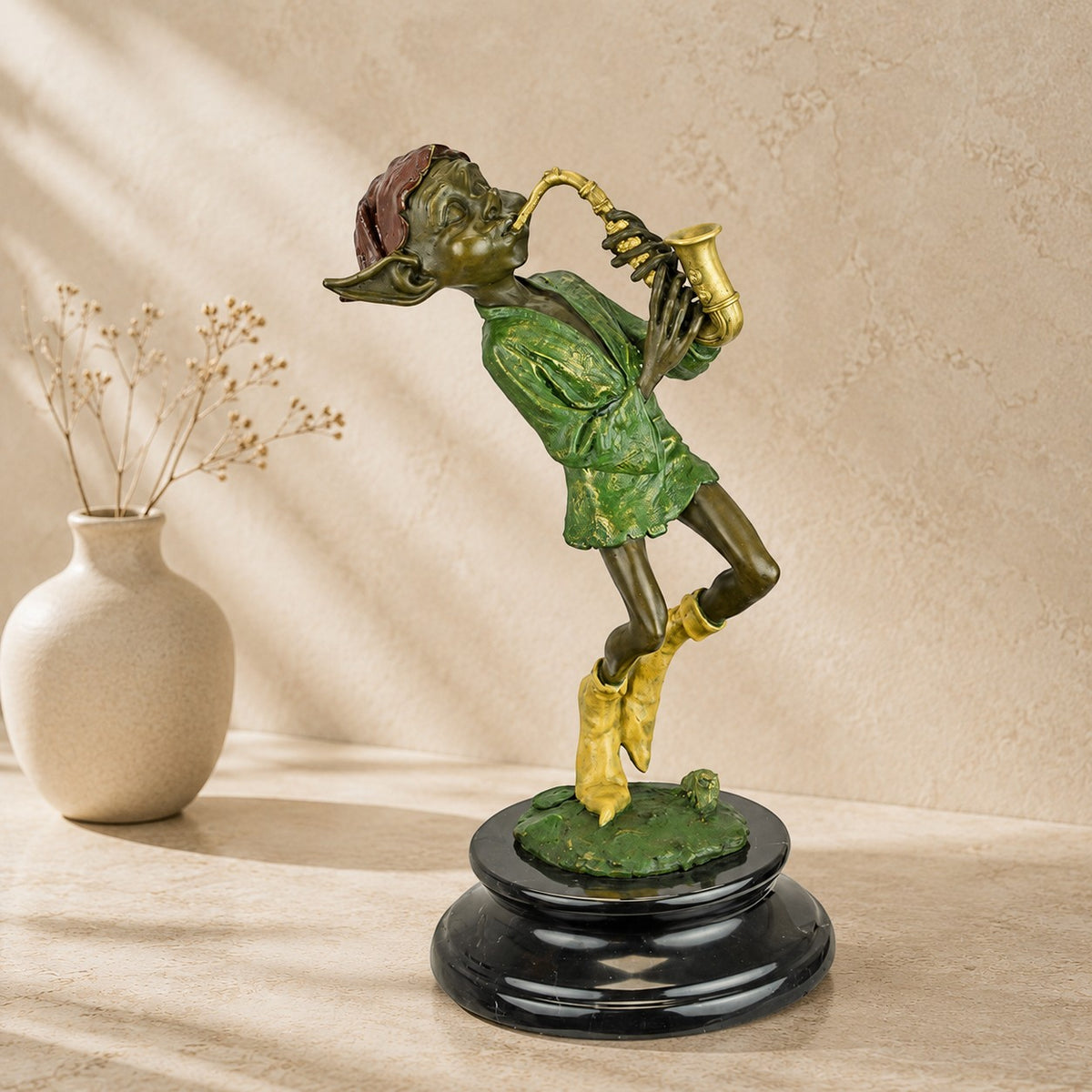 Sculpture bronze polychrome lutin au saxophone sur marbre
