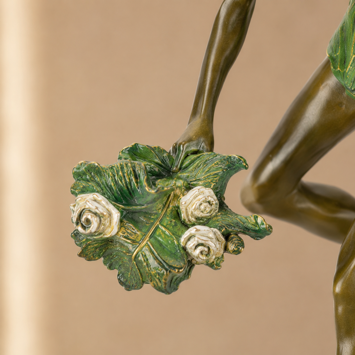 Sculpture bronze polychrome lutin dansant aux escargots, vue 4