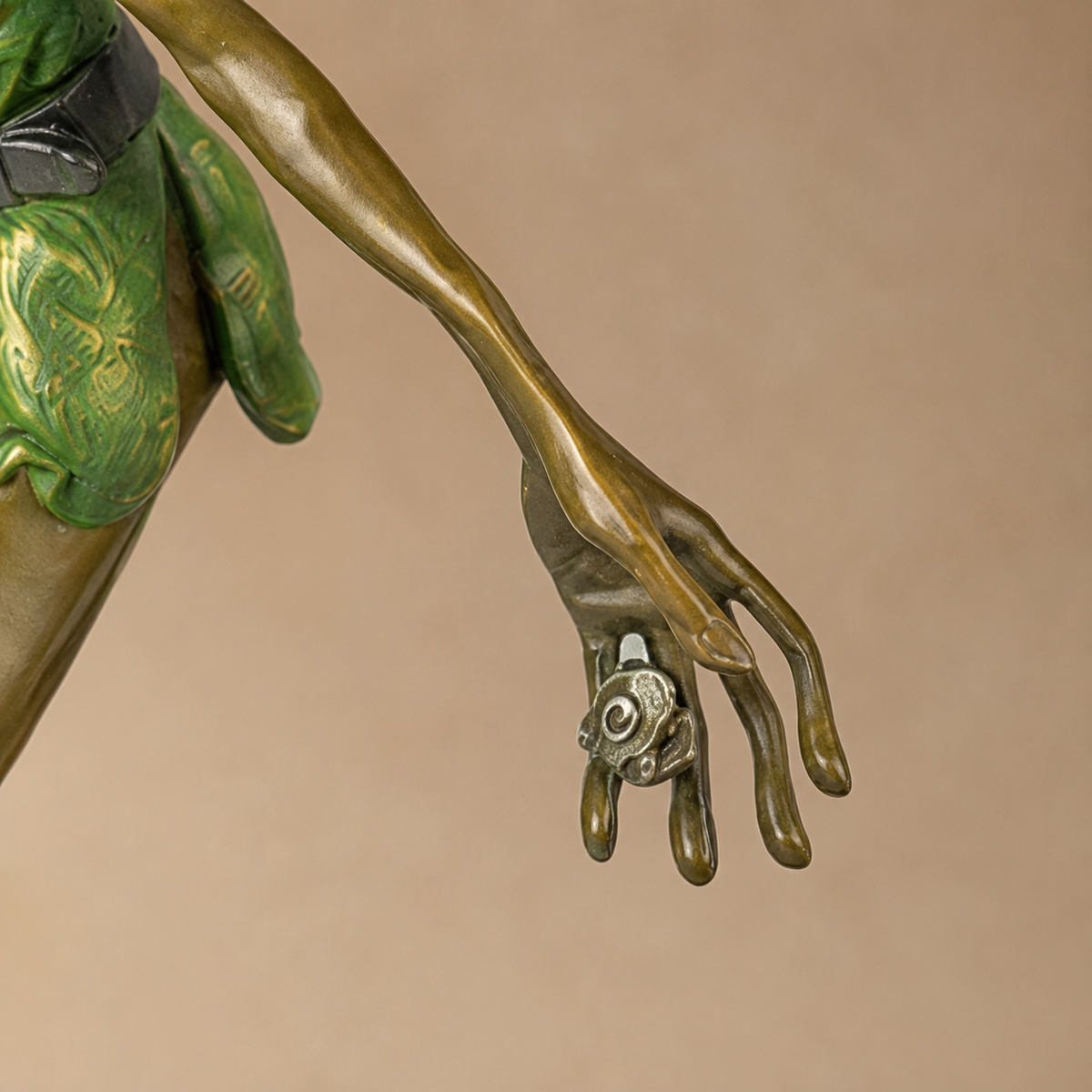 Sculpture bronze polychrome lutin dansant aux escargots, vue 5