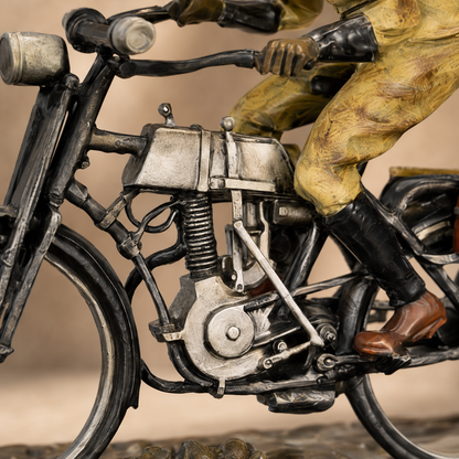 Sculpture bronze polychrome motocycliste début XXe siècle, vue 4
