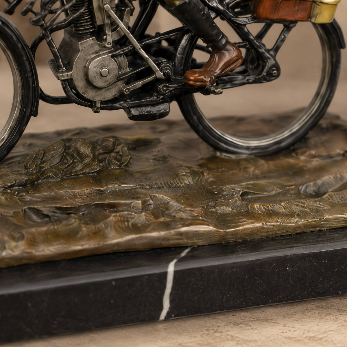 Sculpture bronze polychrome motocycliste début XXe siècle, vue 7